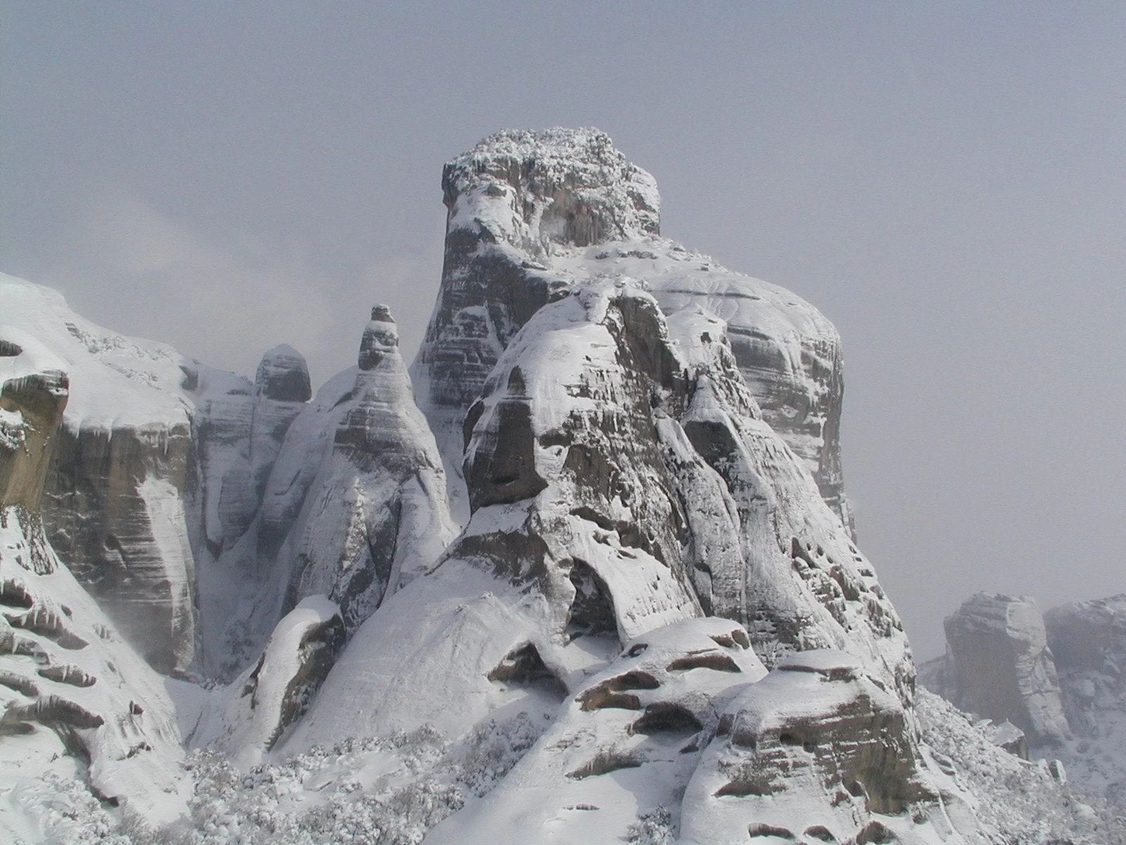 Viral βίντεο από τα χιονισμένα Μετέωρα!-Πανέμορφες εικόνες